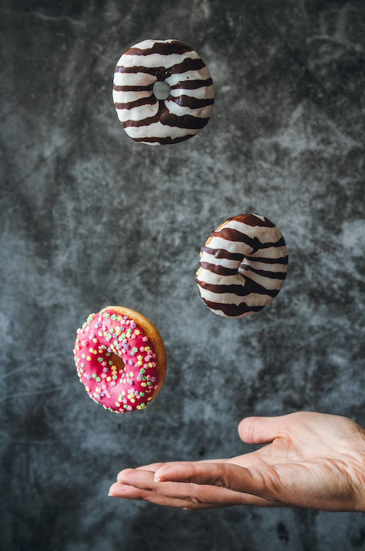Donuts og en hånd